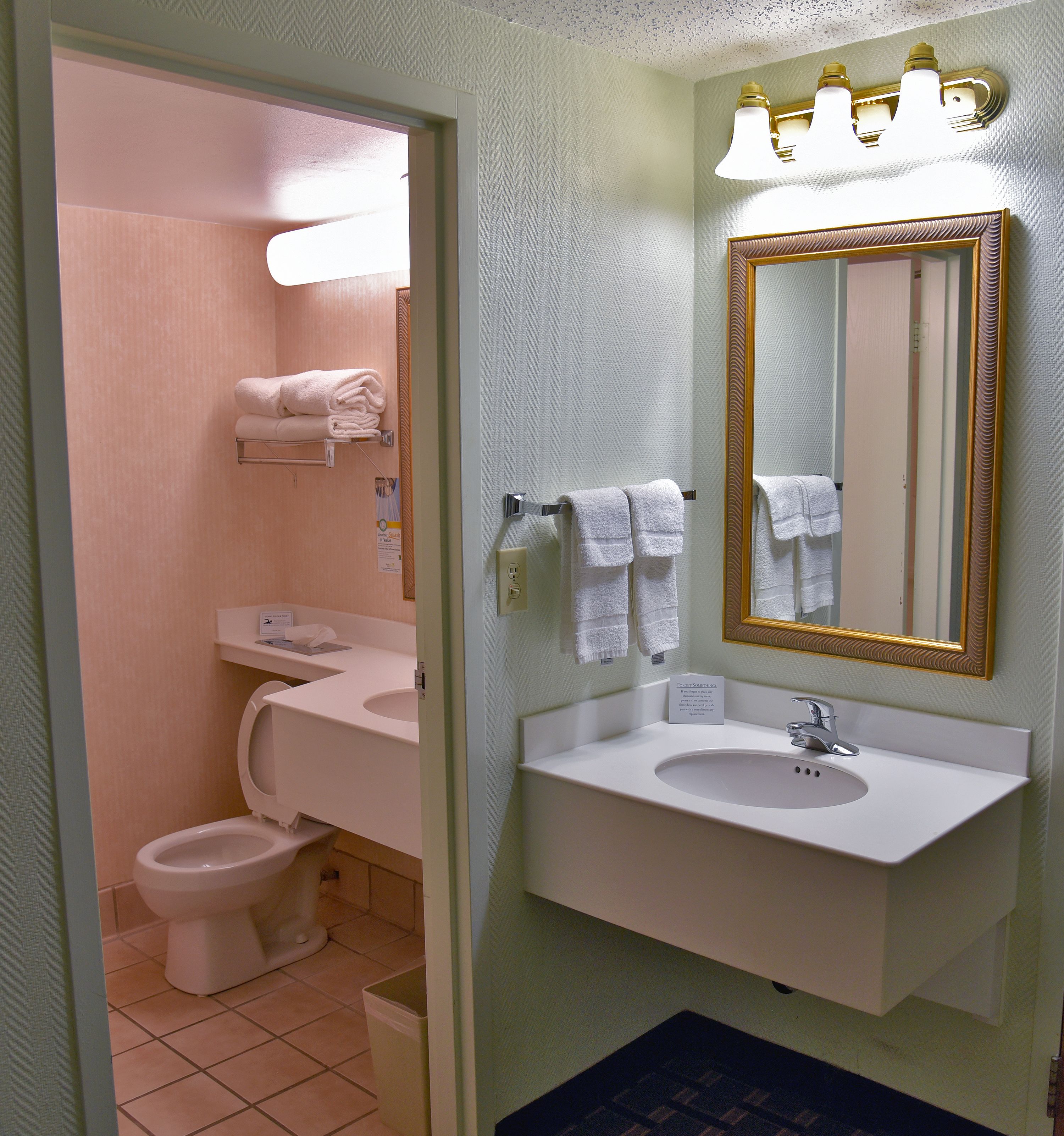 business suite, 1 king bed, non smoking | bathroom | combined shower/bathtub, free toiletries, hair dryer, towels