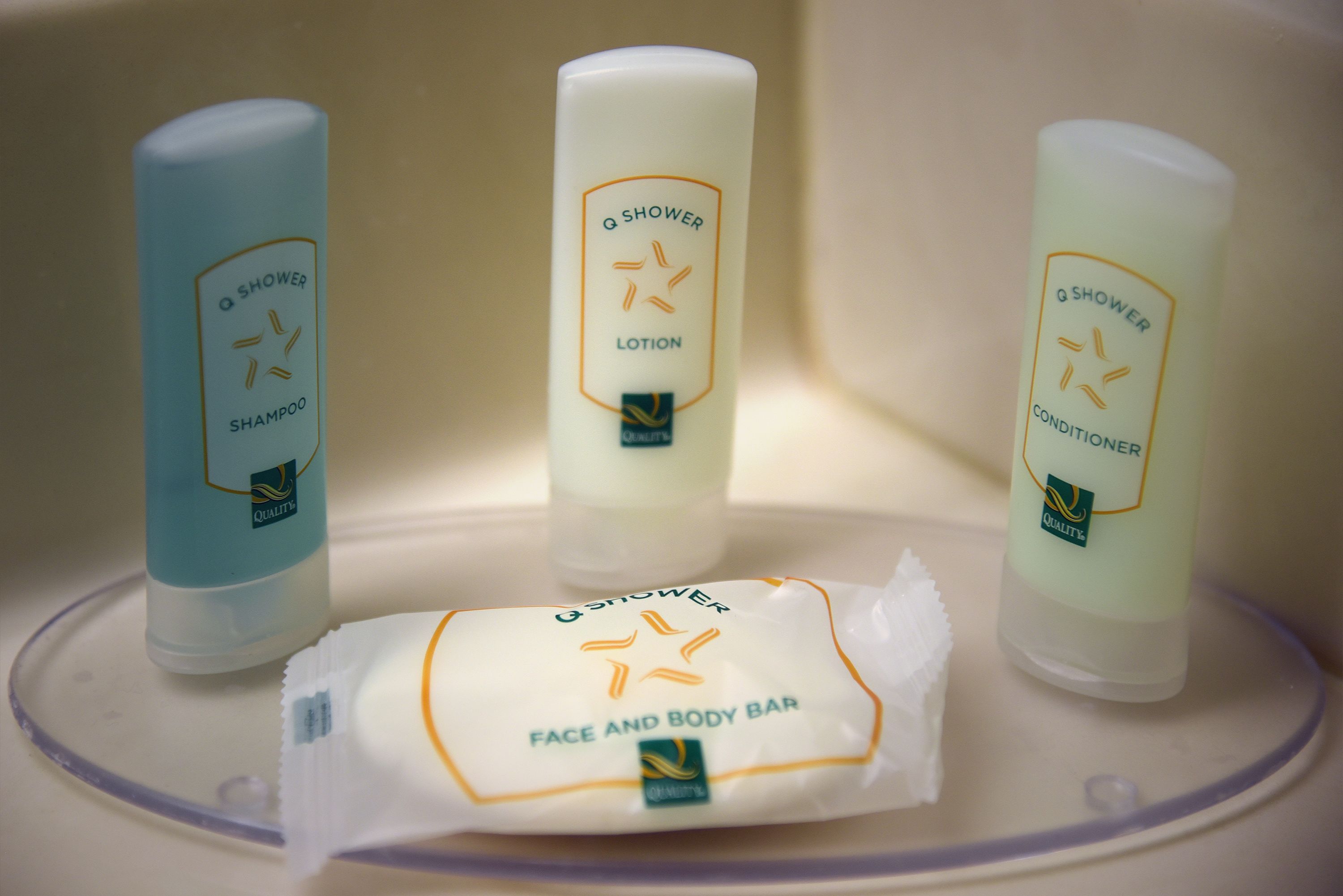 standard room, 1 queen bed, non smoking | bathroom | combined shower/bathtub, free toiletries, hair dryer, towels