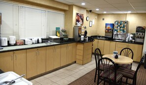 Café da manhã com buffet grátis todos os dias