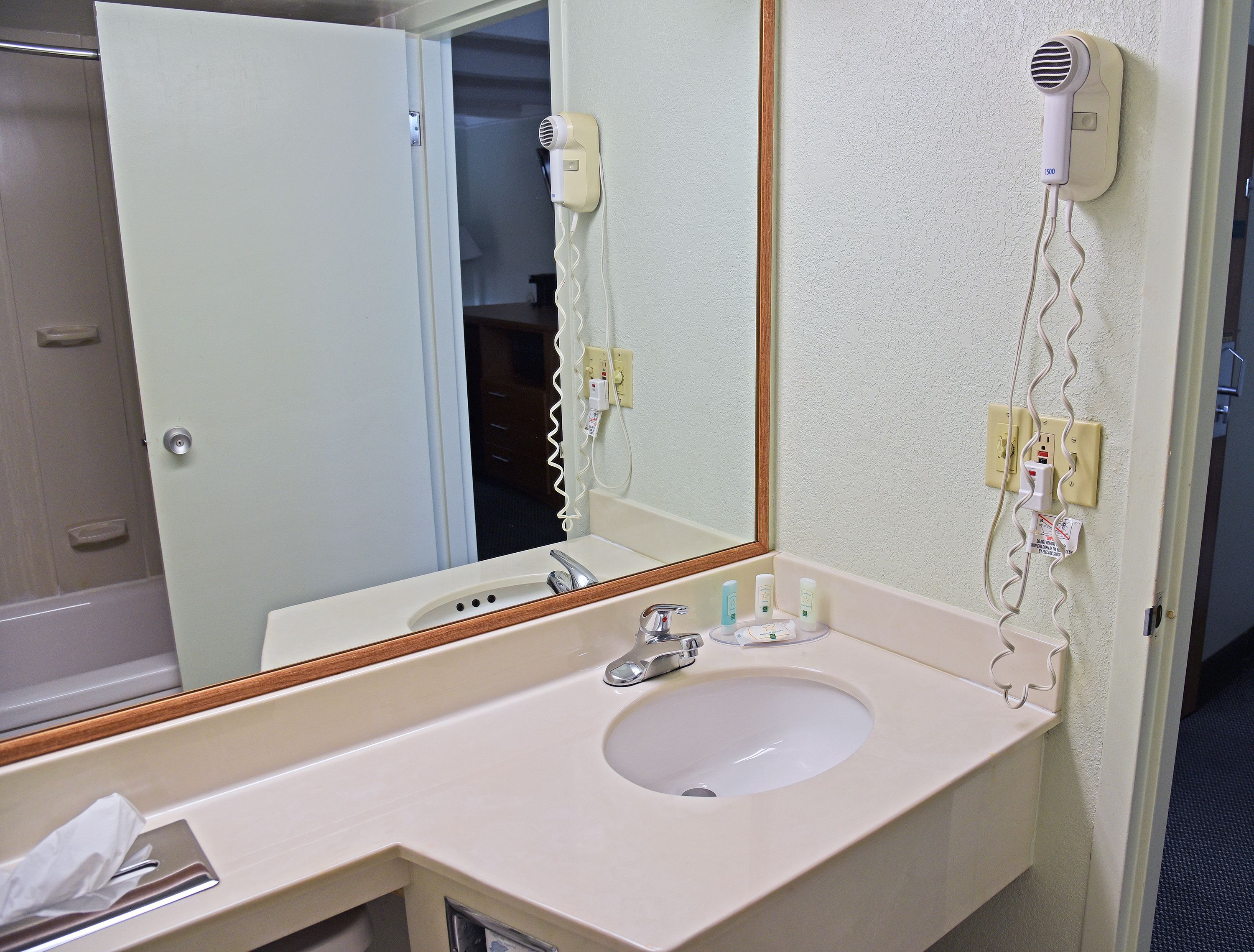 standard room, 1 queen bed, non smoking | bathroom | combined shower/bathtub, free toiletries, hair dryer, towels