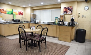 Free daily buffet breakfast - Quality Inn & Suites Council Bluffs - Omaha East (Council Bluffs)