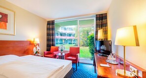 Hypo-allergenic bedding, desk, iron/ironing board, free WiFi