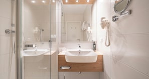 Séchoir à cheveux, serviettes fournies, savon, papier de toilette