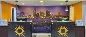 La Quinta Inn & Suites by Wyndham Memphis Airport Graceland