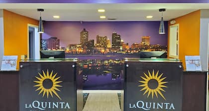 La Quinta Inn & Suites by Wyndham Memphis Airport Graceland