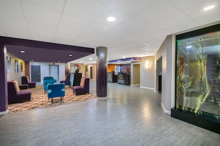 Lobby. La Quinta Inn & Suites by Wyndham Memphis Airport Graceland