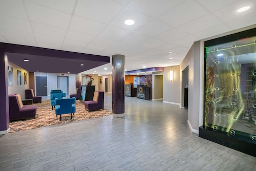 La Quinta Inn & Suites by Wyndham Memphis Airport Graceland