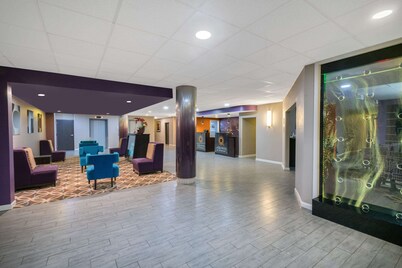 La Quinta Inn & Suites by Wyndham Memphis Airport Graceland