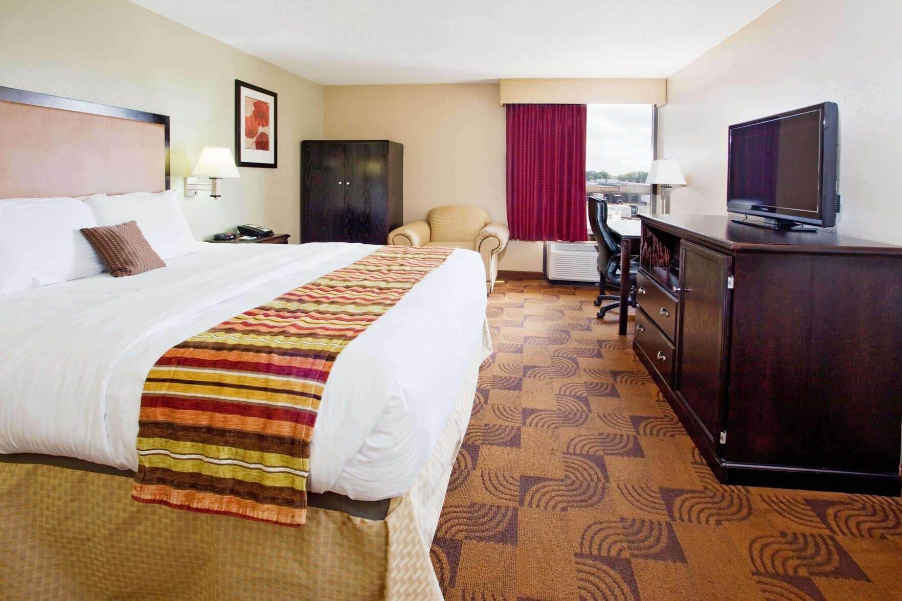 Premium-sengetøj, skrivebord, mørklægningsgardiner