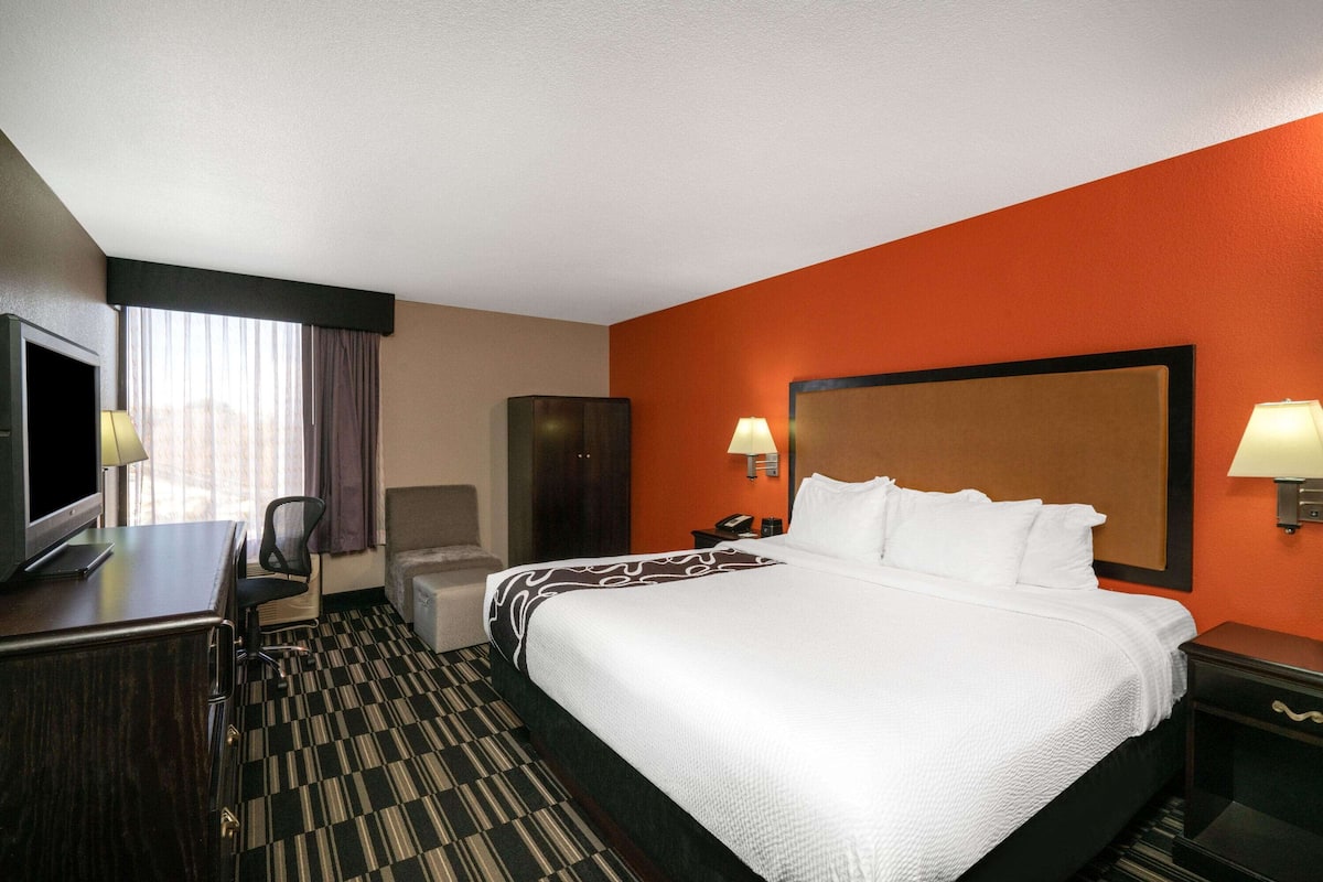 Room, 1 King Bed, Non Smoking | Premium bedding, desk, blackout drapes, iron/ironing board