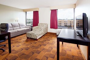 Hochwertige Bettwaren, Schreibtisch, Verdunkelungsvorhänge