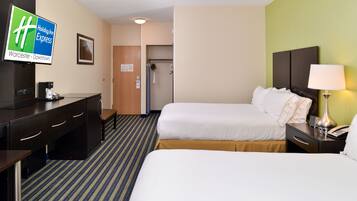 Safe på rommet, skrivebord, blendingsgardiner og strykejern/-brett