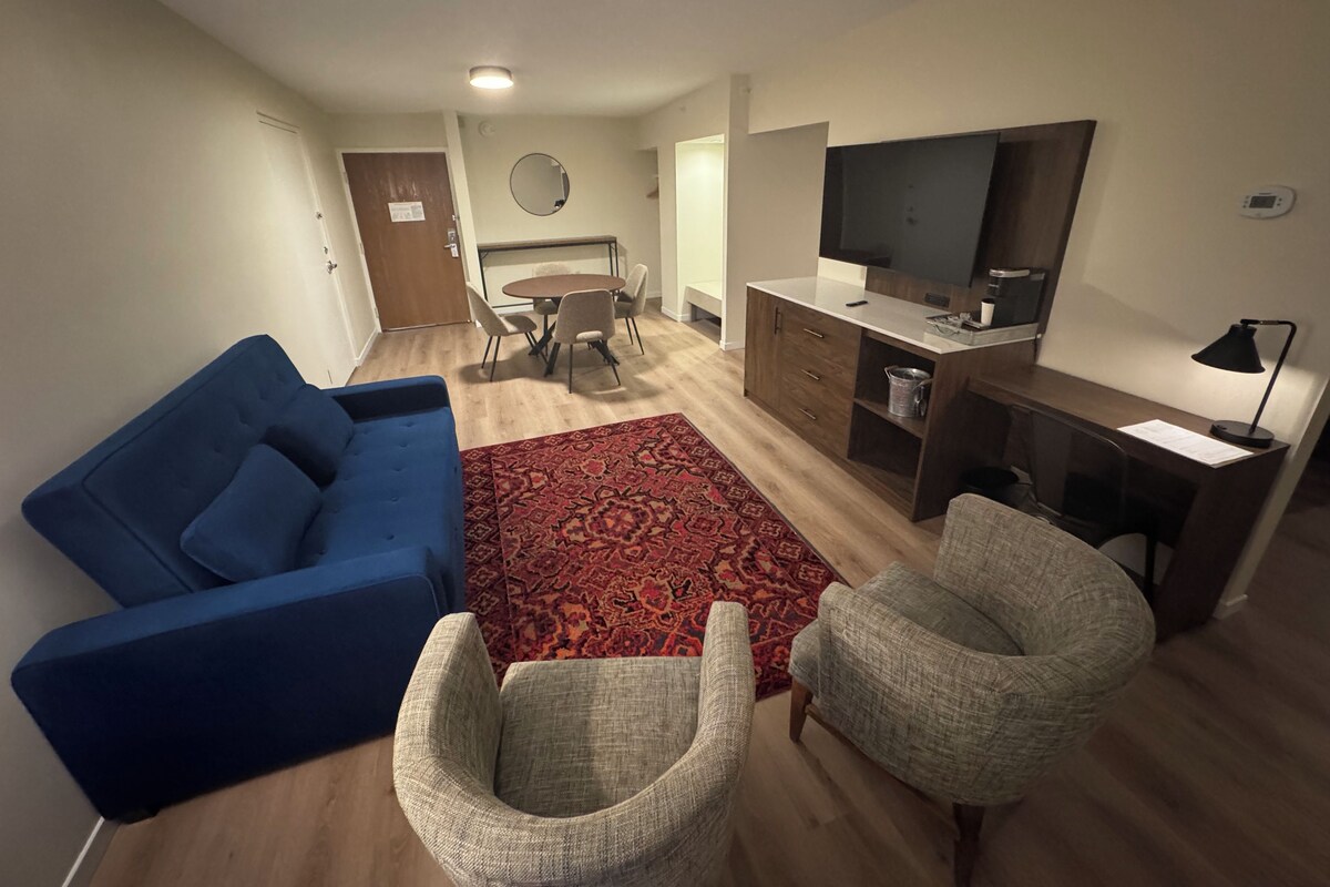 Superior Suite, 1 Katil Raja (King) dengan Katil Sofa | Ruang tamu | 55 inci televisyen dengan satelit 