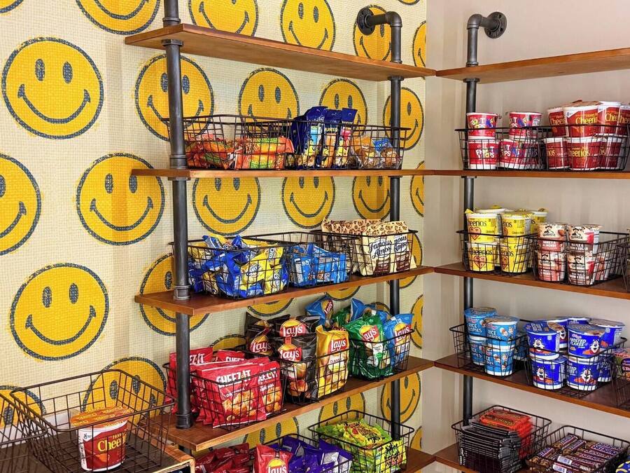 Un supermercado con estantes repletos de diversos aperitivos y cereales.