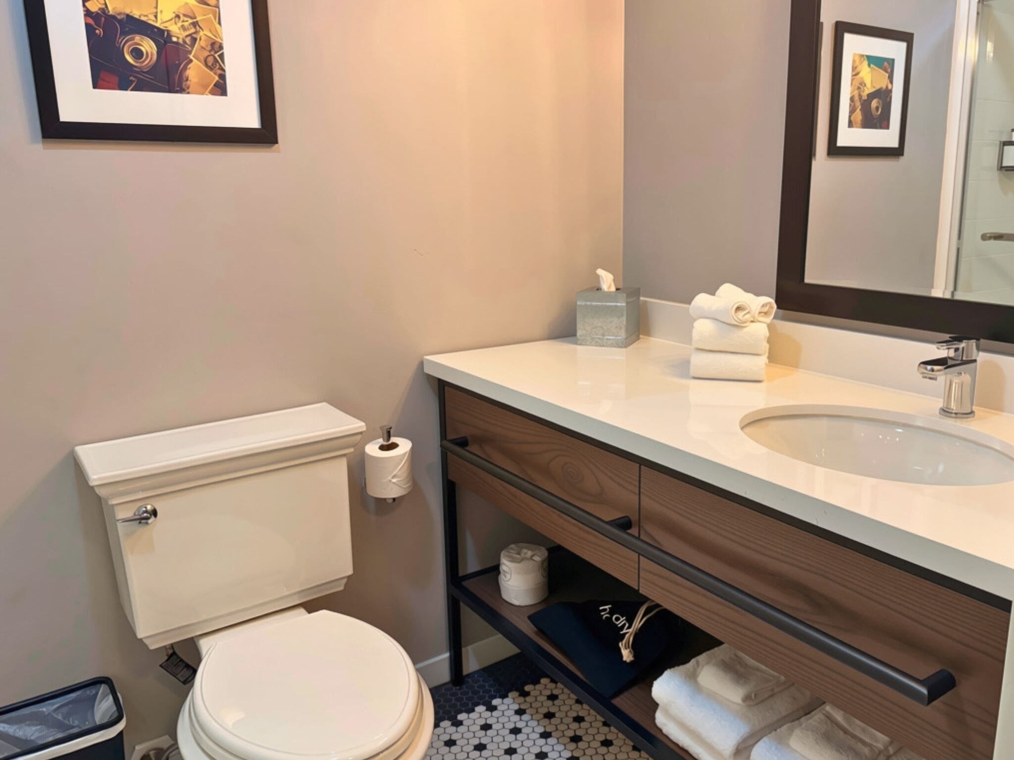 Une salle de bain moderne avec des toilettes, un lavabo et un miroir.