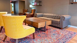 Lobby sitting area - enVision Hotel Worcester Downtown (Worcester)