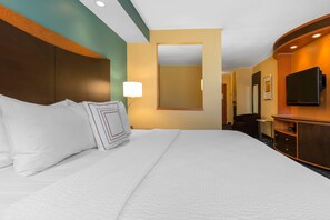 行政套房, 1 张特大床和 1 张沙发床 | 特色装修、特色家居、办公桌、熨斗/熨衣板