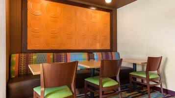 TĂ€gliches inbegriffenes FrĂŒhstĂŒcksbuffet