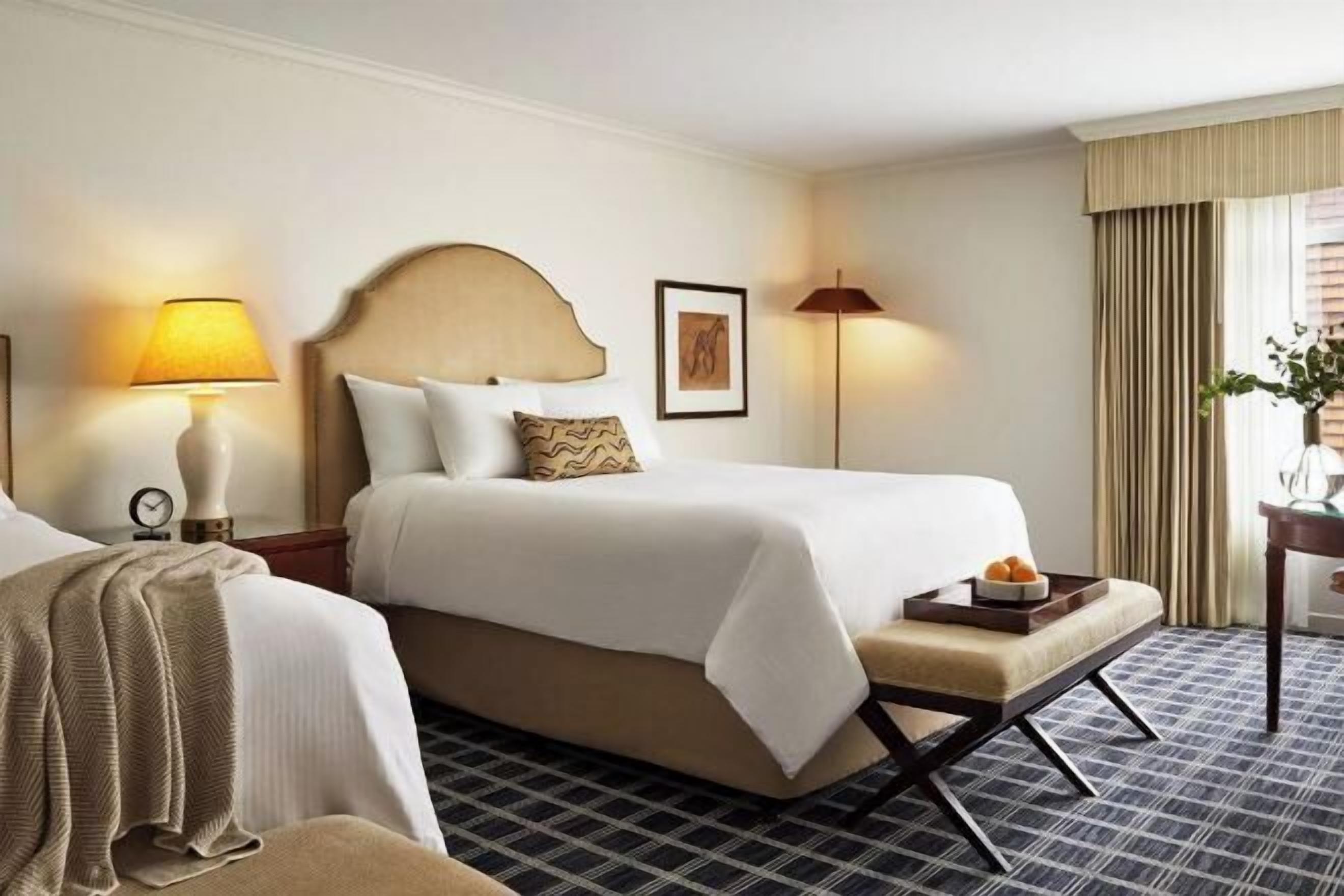 羽毛の掛け布  団、セーフティボックス (室内)、デスク、ノートパソコン用作業スペース