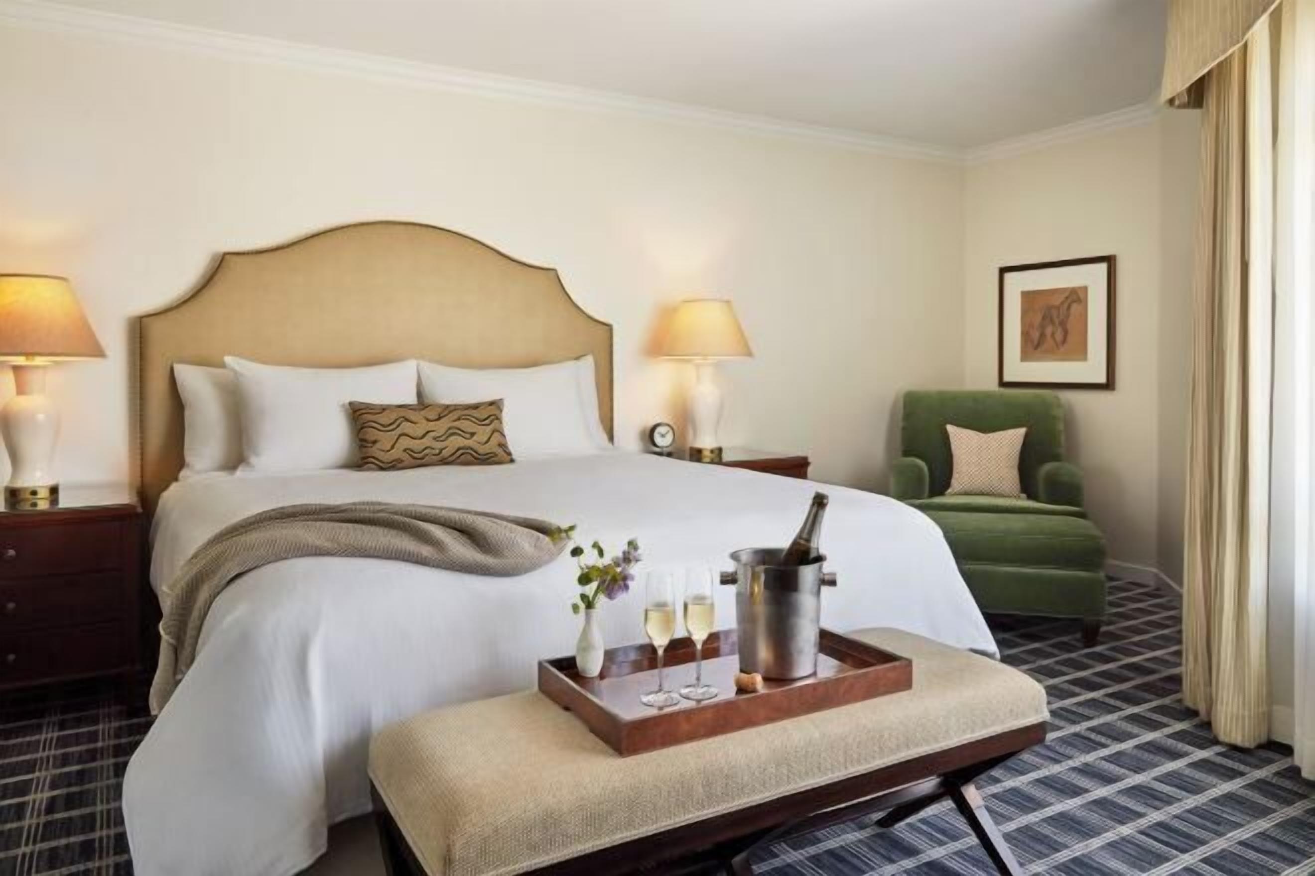 羽毛の掛け布団、セーフティボックス (室内)、デスク、ノートパソコン用作業スペース