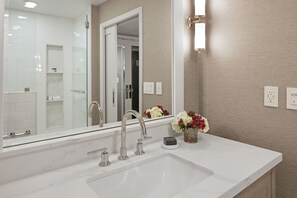 Designer-Toilettenartikel, Haartrockner, Bademäntel, Handtücher