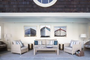 Piscine extérieure, parasols de plage, chaises longues