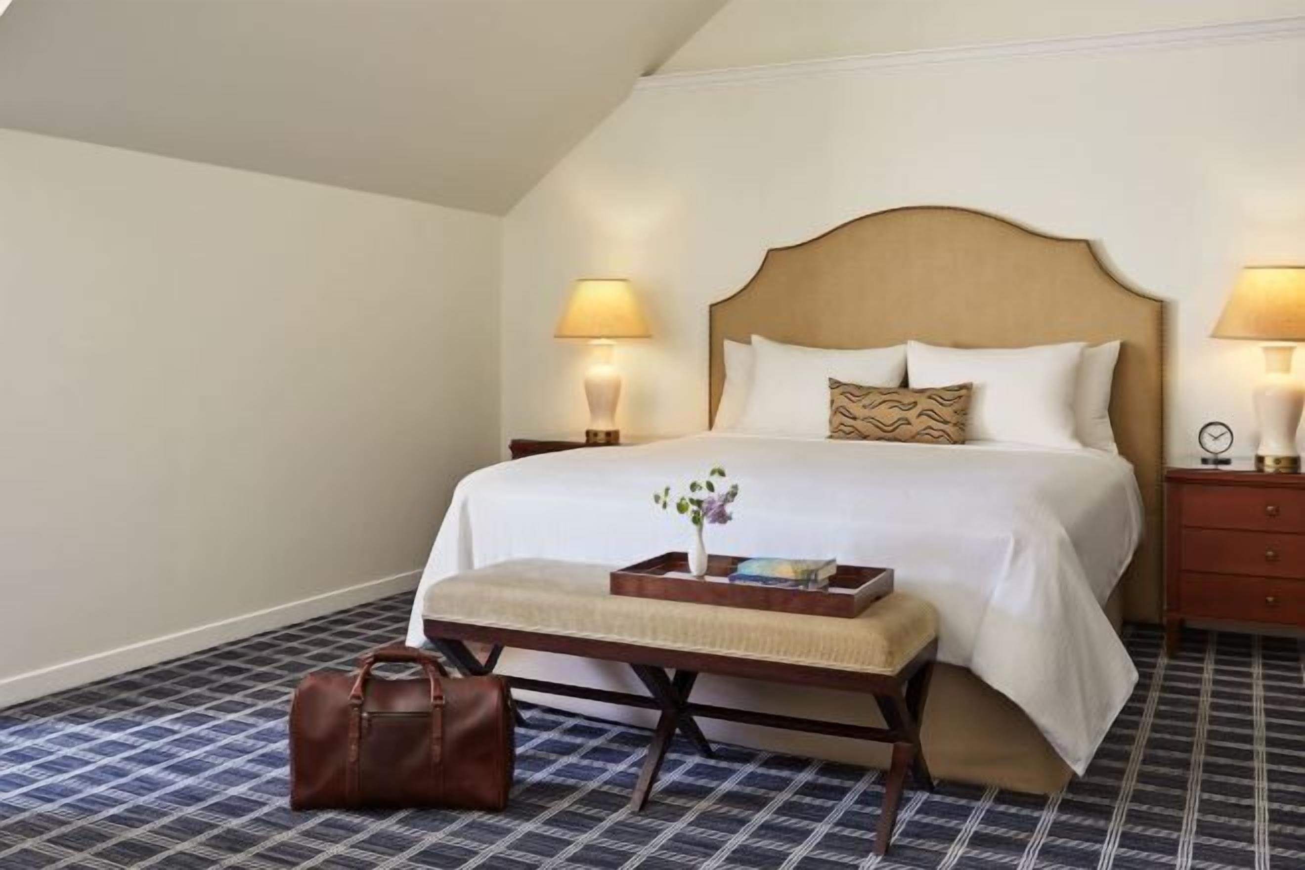 羽毛の掛け布団、セーフティボックス (室内)、デスク、ノートパソコン用作業スペース