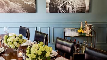 Breakfast, lunch, dinner served; American cuisine