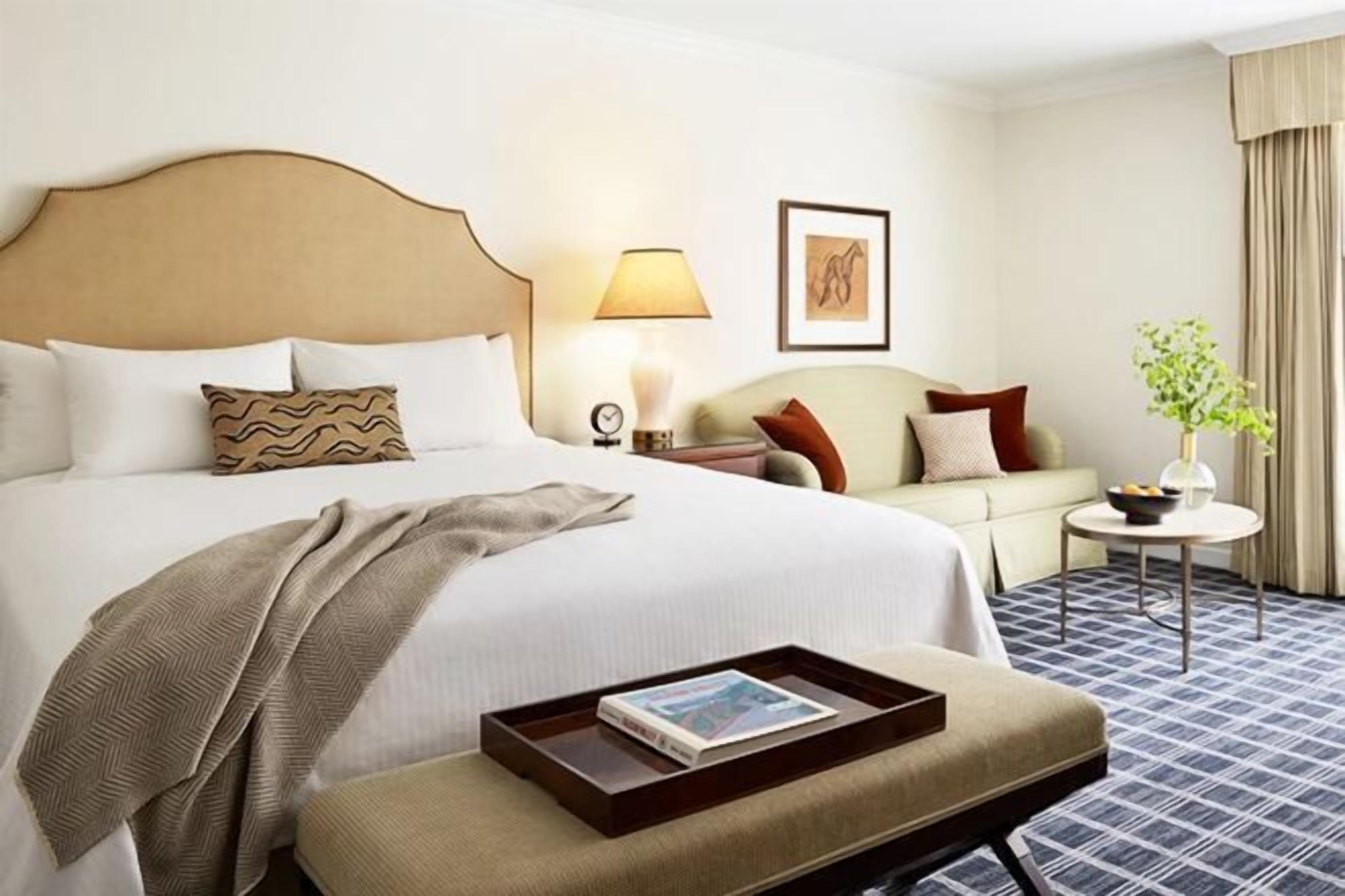 羽毛の掛け布団、セーフティボックス (室内)、デスク、ノートパソコン用作業スペース