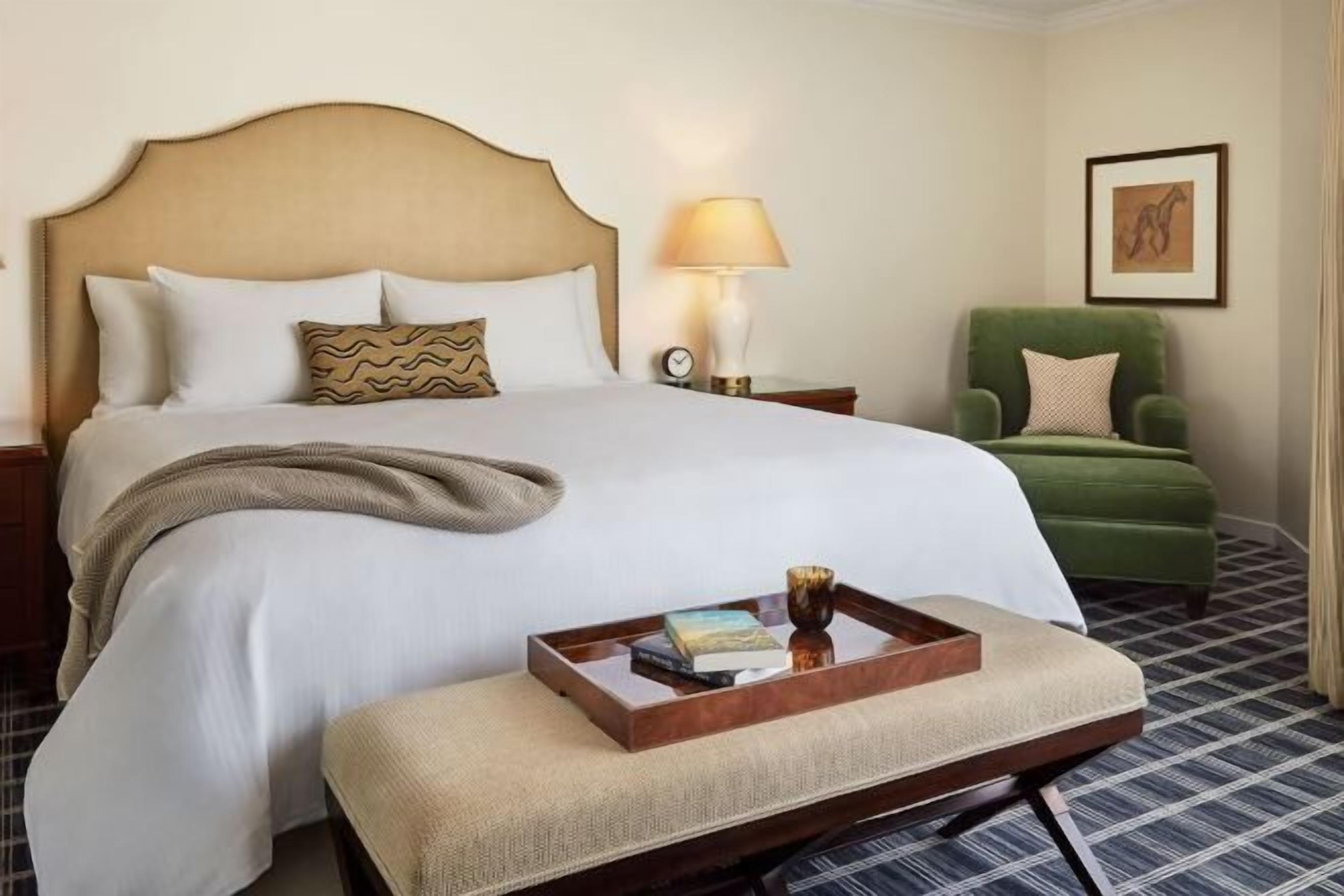 羽毛の掛け布団、セーフティボックス (室内)、デスク、ノートパソコン用作業スペース