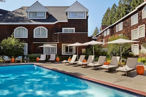 Piscine extérieure, parasols de plage, chaises longues