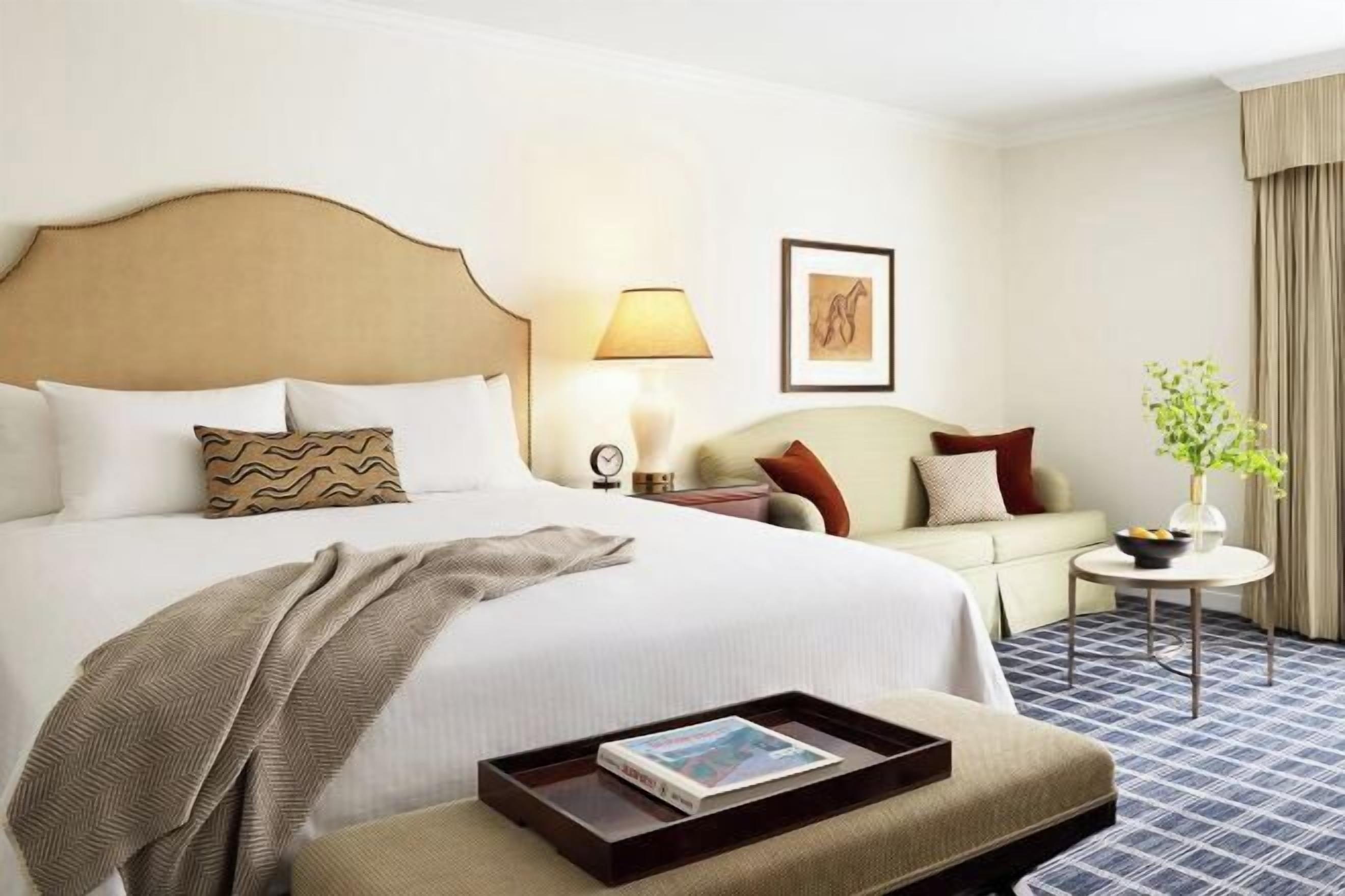 羽毛の掛け布団、セーフティボックス (室内)、デスク、ノートパソコン用作業スペース