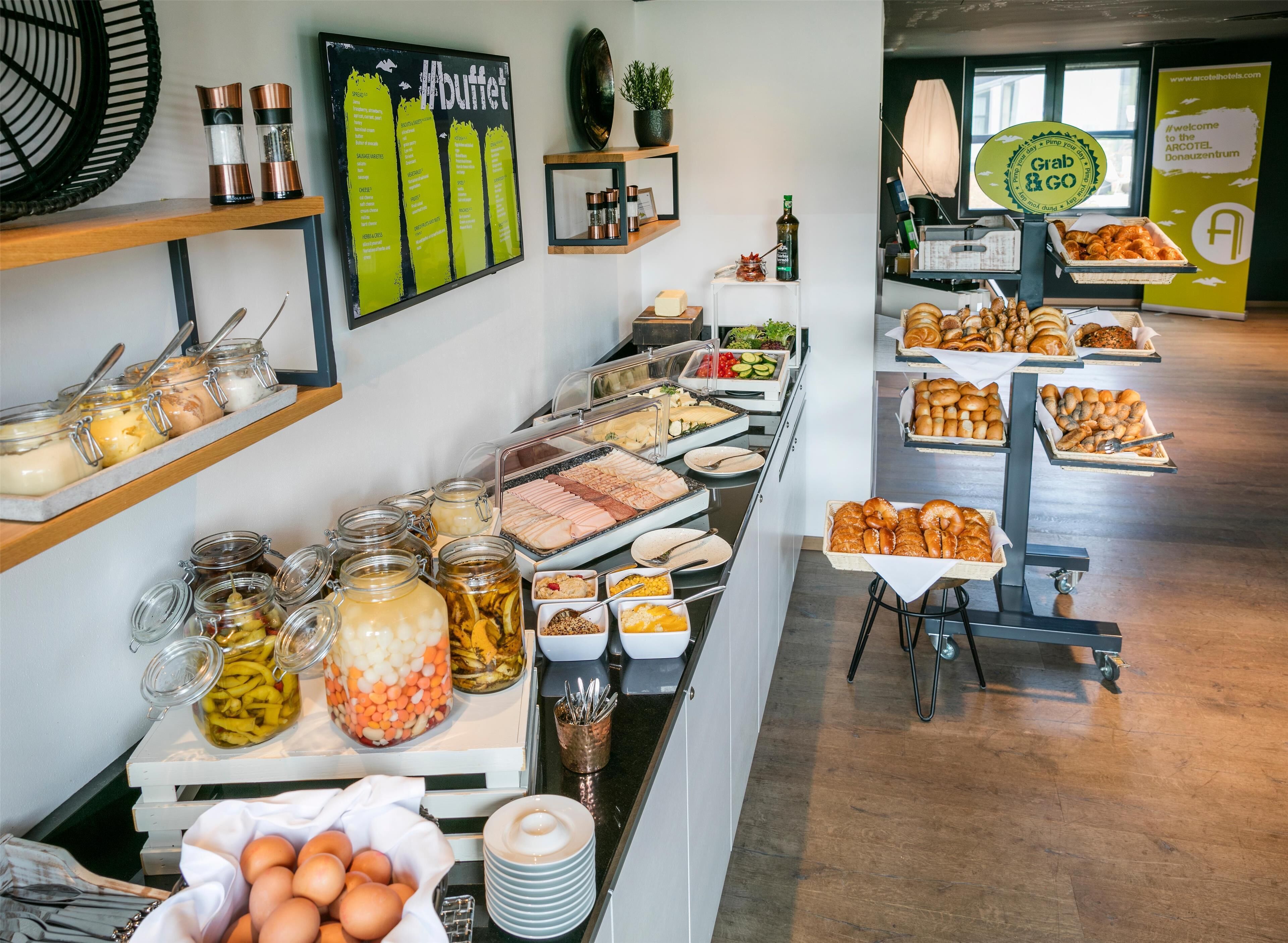 朝食 (ビュッフェ)、毎日提供 (無料)