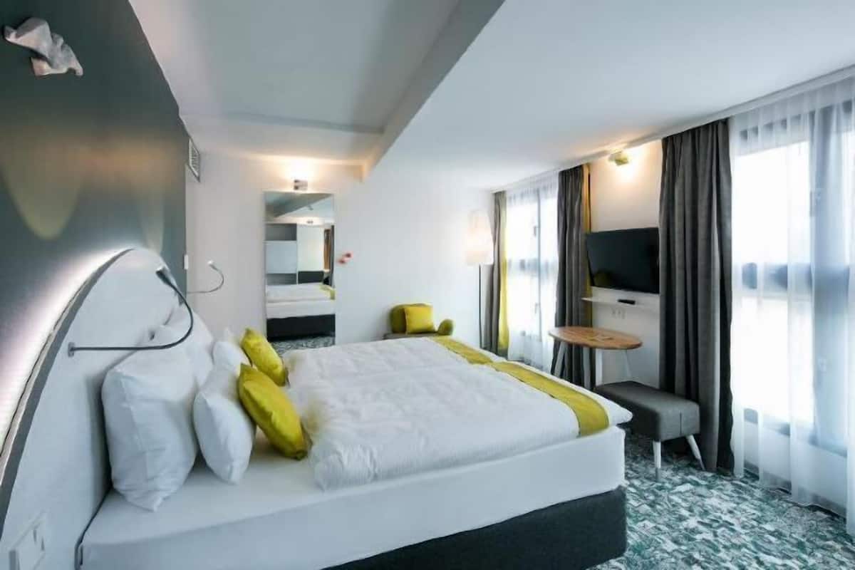 1 bedroom, hypo-allergenic bedding, in-room safe, desk