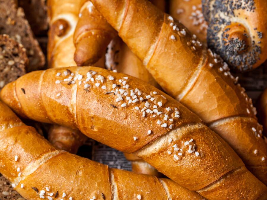 On y trouve une variété de pains, notamment des baguettes et des petits pains, dont certains sont parsemés de graines.