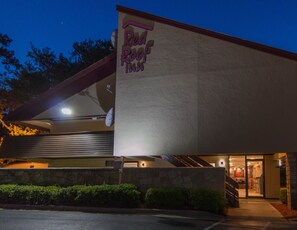 A building with a sign reading "Red Roof Inn." - Red Roof Inn Pensacola – I-10 at Davis Highway (Pensacola)
