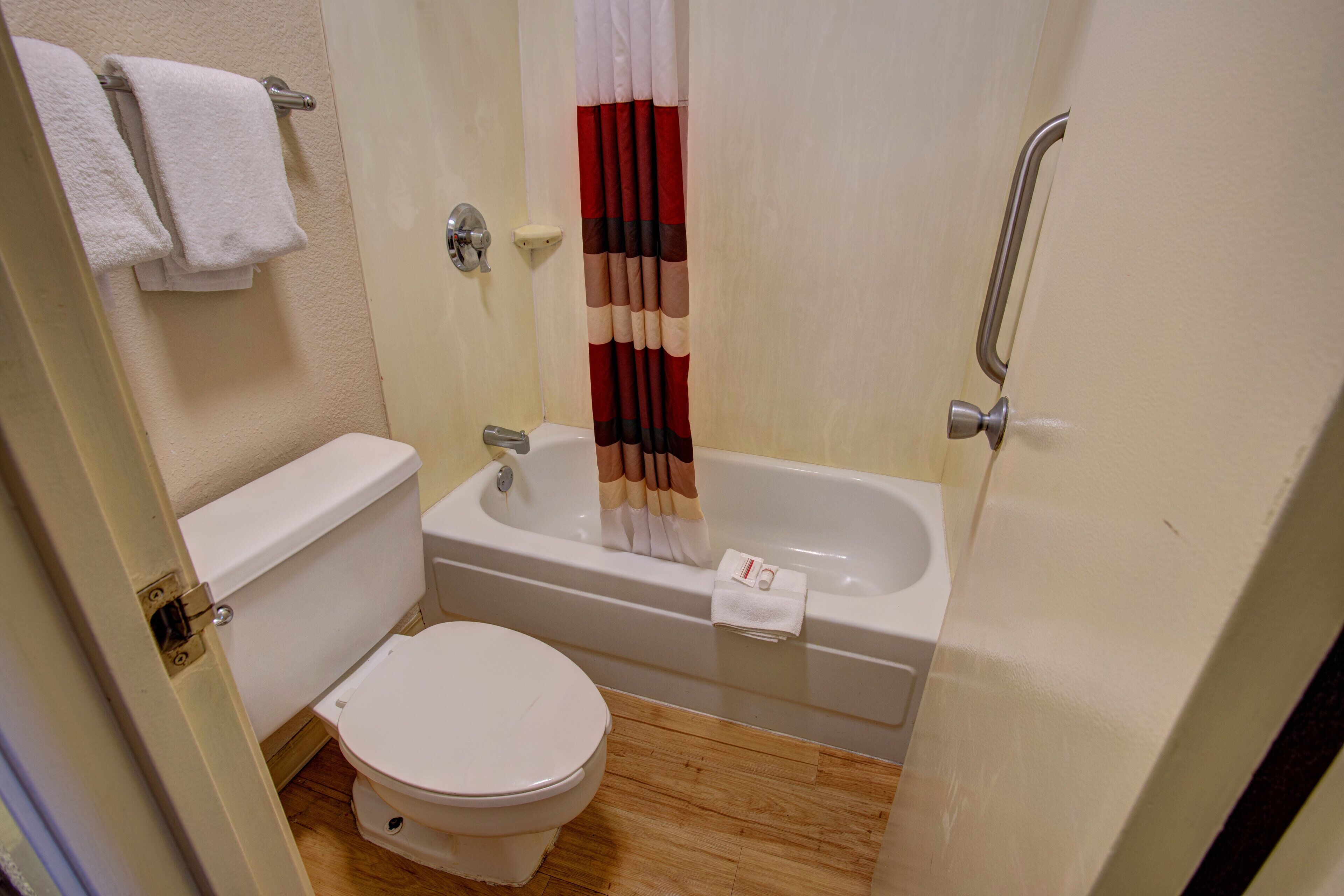 standard room, 1 king bed (smoke free) | bathroom | free toiletries, towels, soap, shampoo