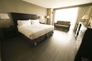 Ropa de cama hipoalergénica y caja de seguridad en la habitación 