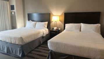 Standard-Doppelzimmer, 2 Queen-Betten | Allergikerbettwaren, Zimmersafe, Schreibtisch, Verdunkelungsvorhänge