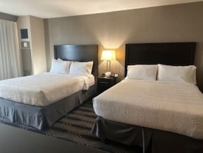 Quarto casal standard, 2 camas Queen | Roupas de cama antialérgicas, cofres nos quartos, escrivaninha