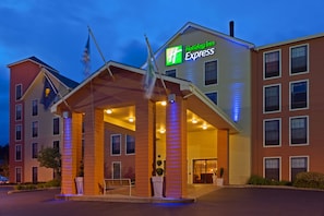 A Holiday Inn Express hotel with a covered entrance, multiple floors, and a parking lot. - Holiday Inn Express Grants Pass by IHG (Grants Pass)