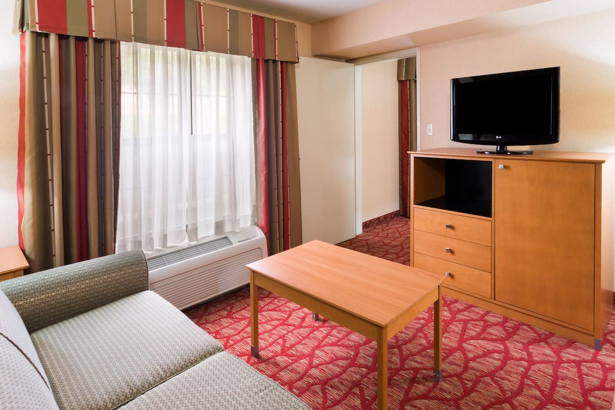 1 habitación, caja de seguridad en la habitación y escritorio