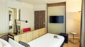 Standaard kamer, 1 eenpersoonsbed | Een minibar, een kluis op de kamer, een bureau, verduisterende gordijnen