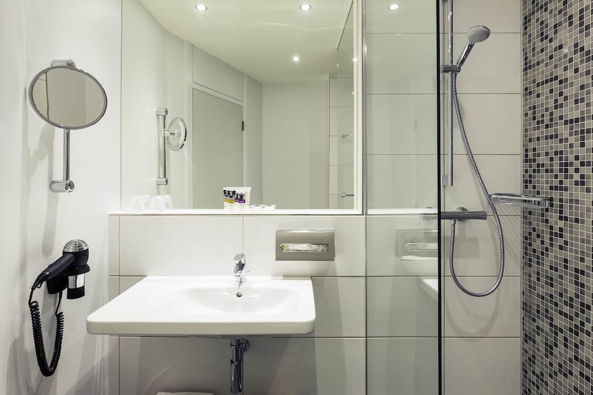 Minibar, Zimmersafe, Schreibtisch, Verdunkelungsvorhänge