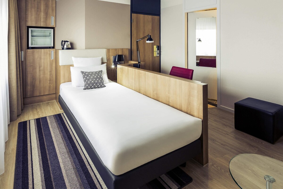 Standard Room, 1 Katil Bujang (Single) | Bar mini, peti besi dalam bilik, meja, langsir/tirai gelap terus 