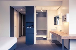 Minibar, caja de seguridad en la habitación y escritorio