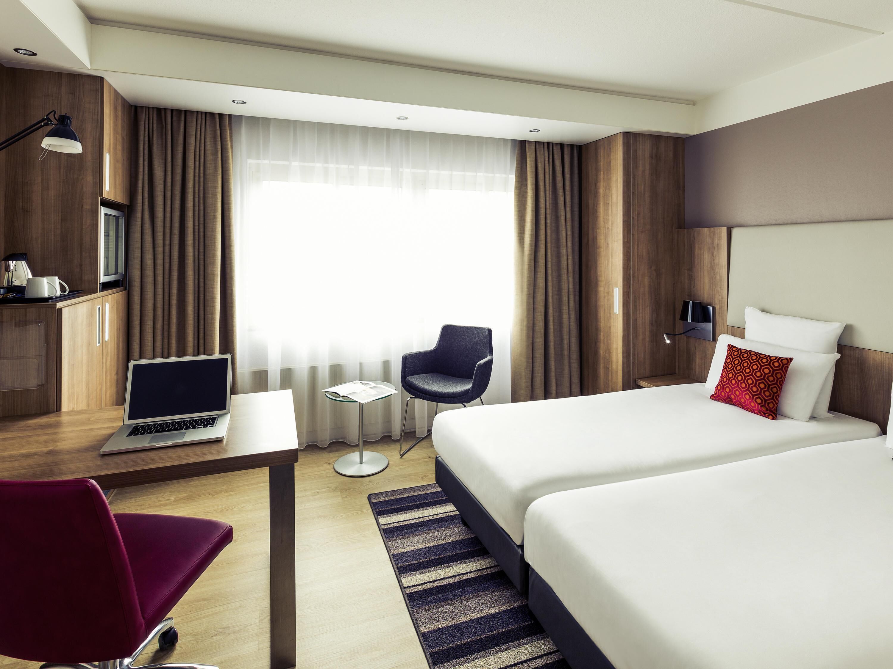 Standaard Twin kamer, 2 eenpersoonsbedden | Een minibar, een kluis op de kamer, een bureau, verduisterende gordijnen