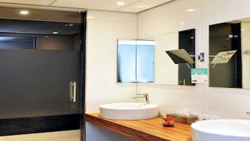 Privilege, Tweepersoonskamer, 1 tweepersoonsbed | Een minibar, een kluis op de kamer, een bureau, verduisterende gordijnen