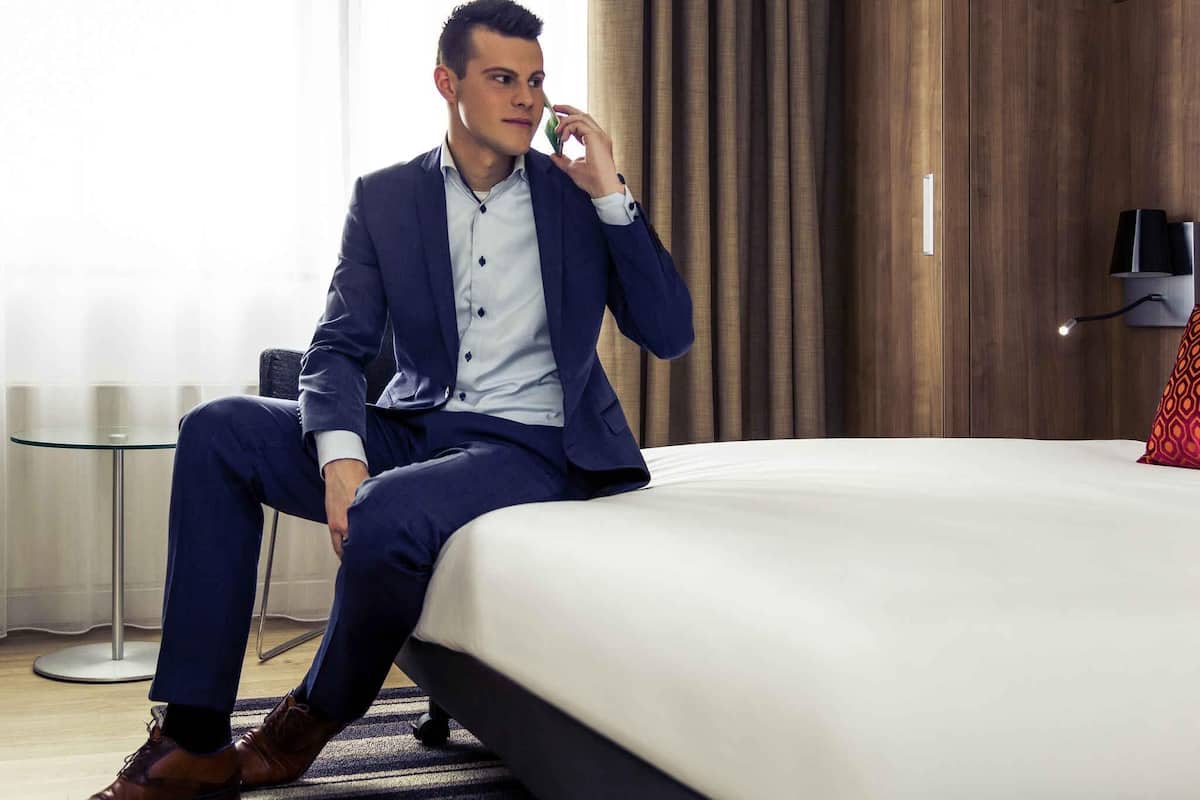 Minibar, coffres-forts dans les chambres, bureau, rideaux occultants