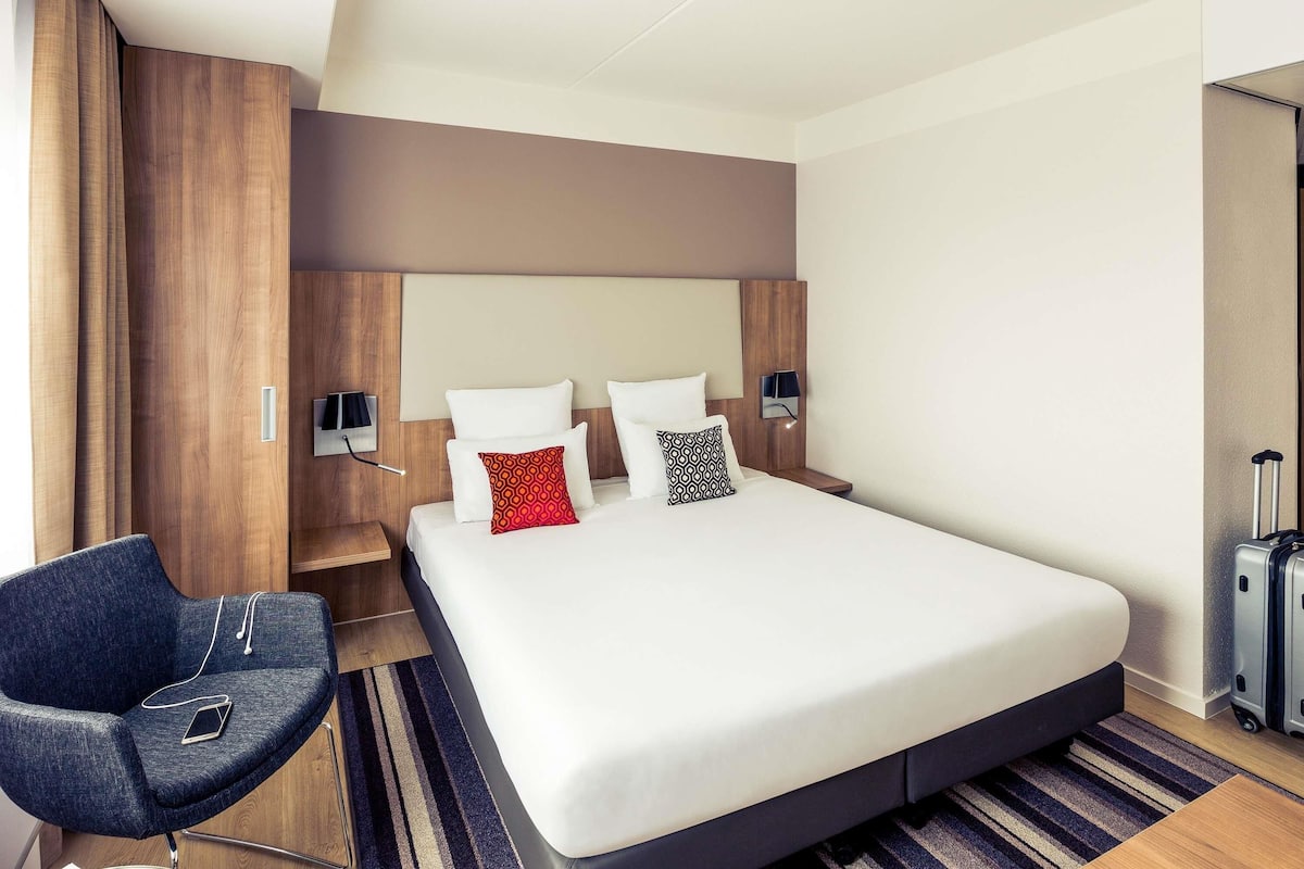 Minibar, Zimmersafe, Schreibtisch, Verdunkelungsvorhänge